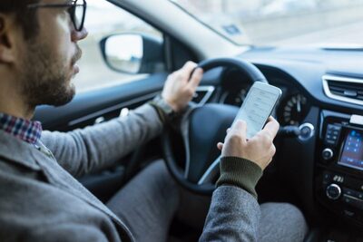 Il cellulare alla guida pu&ograve; invalidare l&rsquo;assicurazione auto: ora&nbsp;&egrave;&nbsp;ufficiale