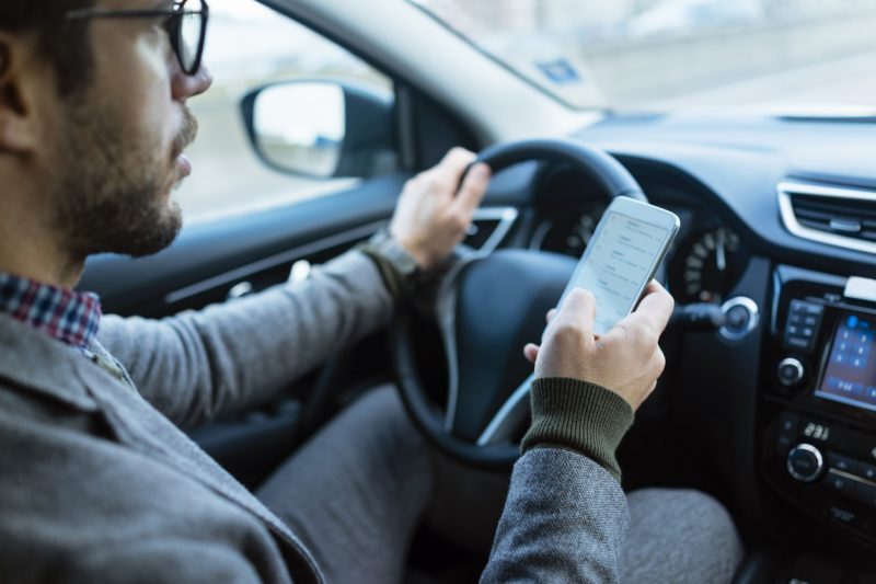 Il cellulare alla guida pu&ograve; invalidare l&rsquo;assicurazione auto: ora&nbsp;&egrave;&nbsp;ufficiale