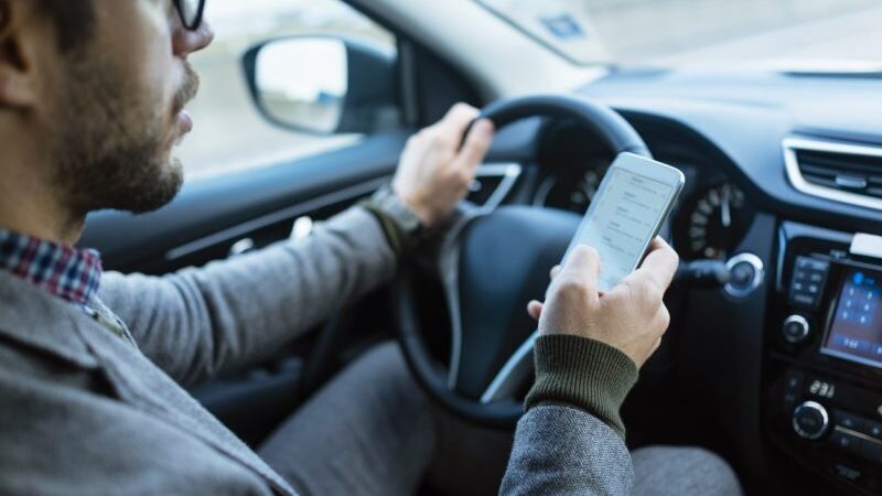 Il cellulare alla guida pu&ograve; invalidare l&rsquo;assicurazione auto: ora&nbsp;&egrave;&nbsp;ufficiale