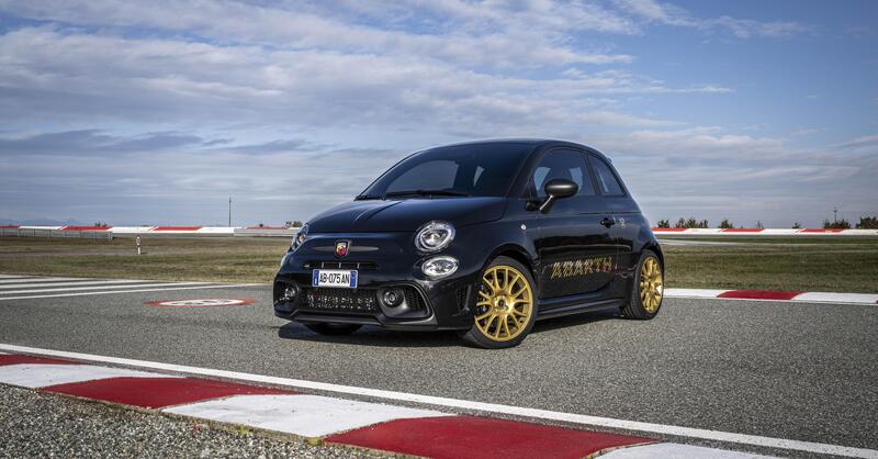 Abarth torna a ruggire a benzina? Lo Scorpione potrebbe riprendersi gli ottani e sulla Fiat Topolino...