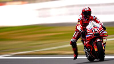 MotoGP 2025. GP del Regno Unito a Silverstone. Pecco Bagnaia: "Con la GP25 non posso frenare fino a centro curva, vedo chi ha la 24 lo fa"