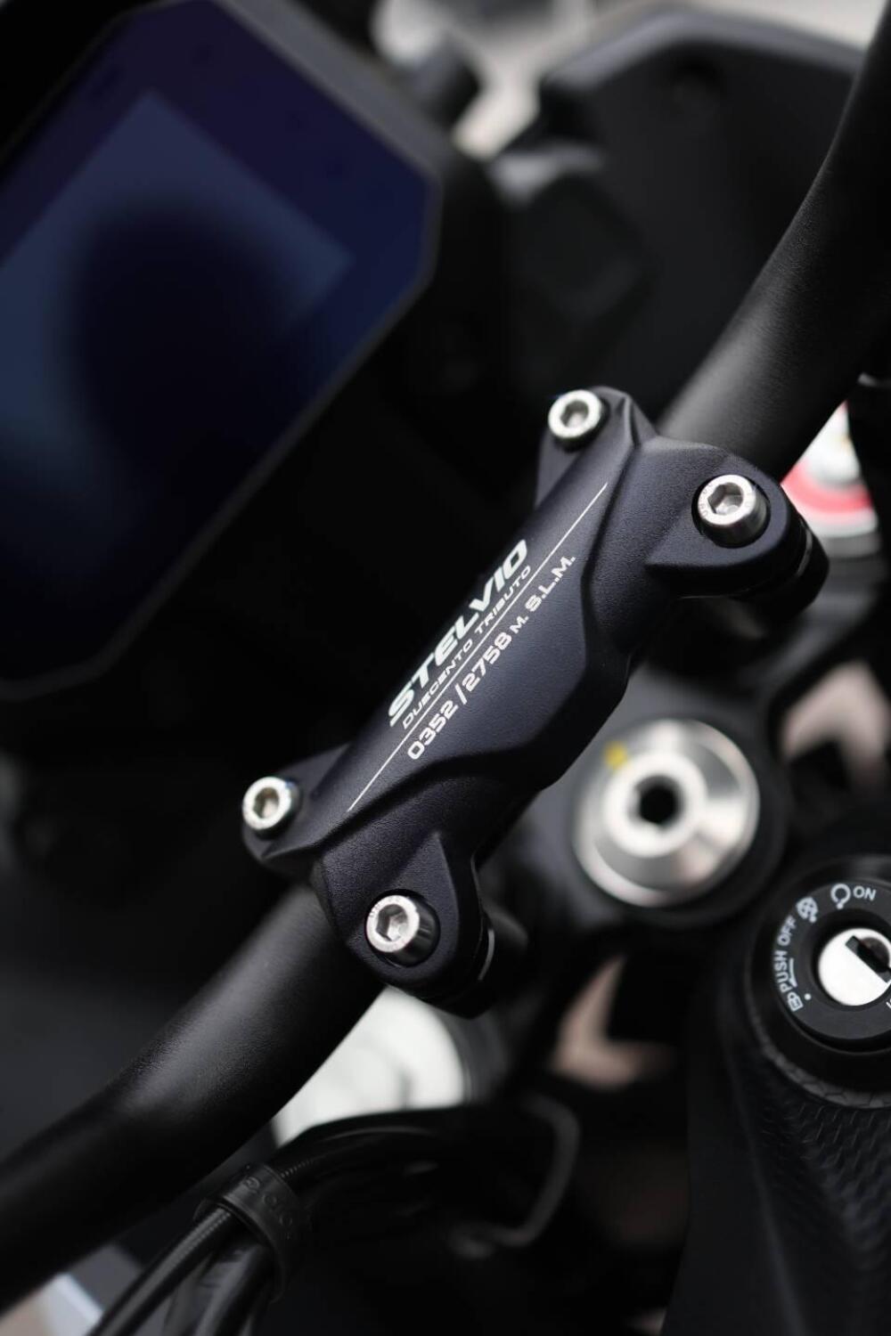 Moto Guzzi Stelvio Duecento Tributo (2025) (11)