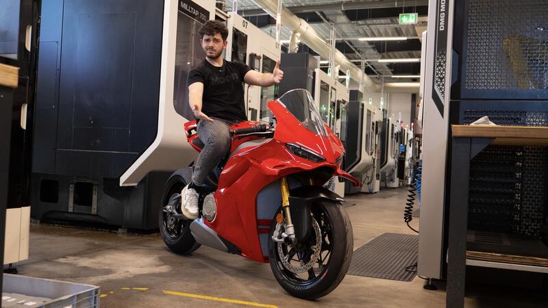 Pedane moto: come nascono? Siamo stati da Gilles per scoprirlo [VIDEO]