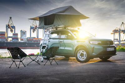 Opel Frontera a &quot;due piani&quot; con la tenda di Thule sul tetto, ottimo engineering