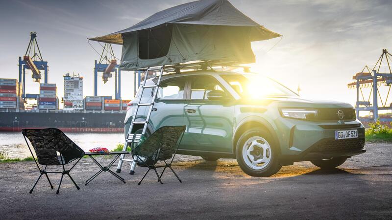 Opel Frontera a &quot;due piani&quot; con la tenda di Thule sul tetto, ottimo engineering