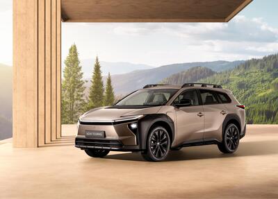 Toyota allunga la bZ4x (elettrica) e ci sta tutta la famiglia. Ma perch&eacute; non darle il nome americano?