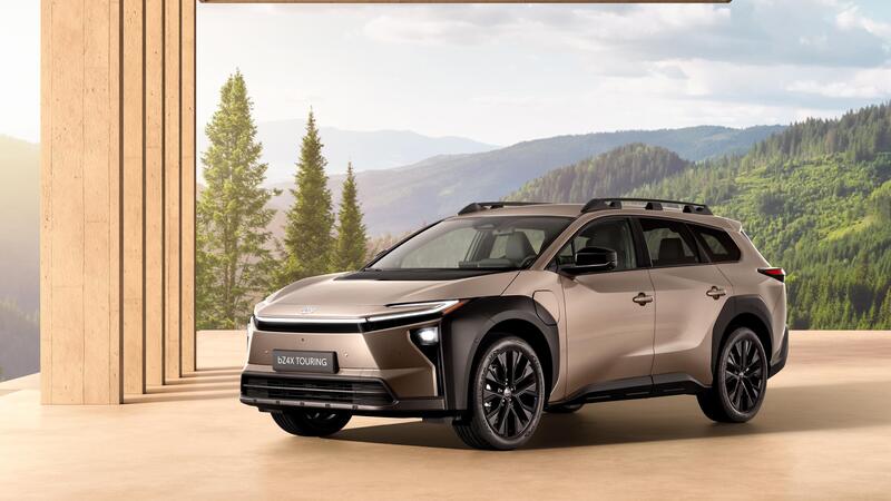 Toyota allunga la bZ4x (elettrica) e ci sta tutta la famiglia. Ma perch&eacute; non darle il nome americano?