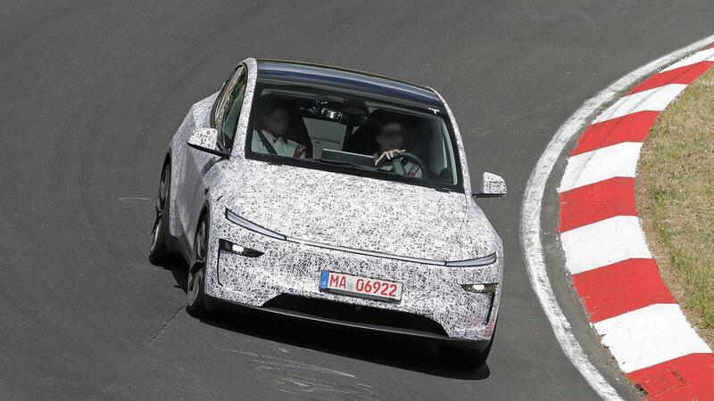 Tesla Model Y Performance: l&rsquo;evoluzione sportiva della Juniper prende forma al Nurburgring [Foto Spia]