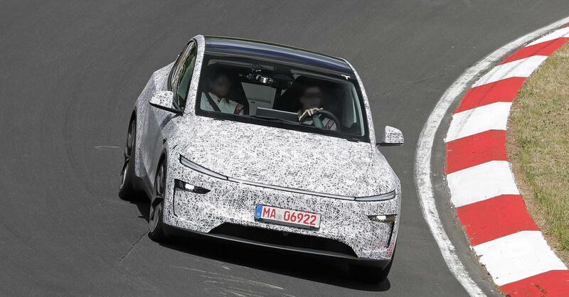 Tesla Model Y Performance: l&rsquo;evoluzione sportiva della Juniper prende forma al Nurburgring [Foto Spia]