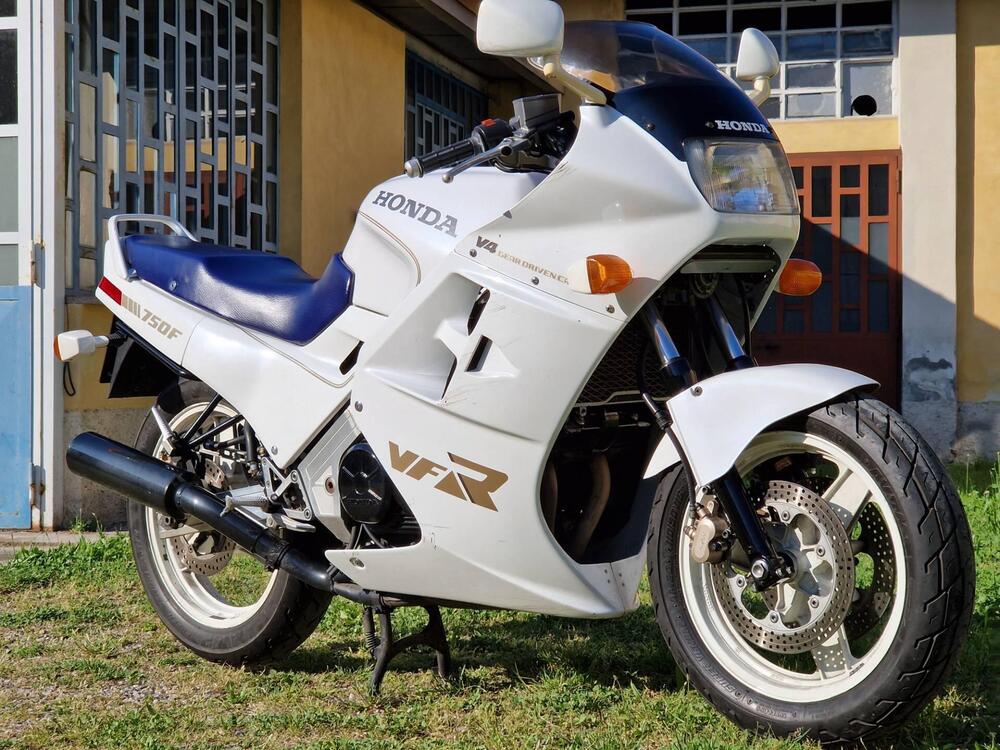 Honda VFR750F RC24 (2)