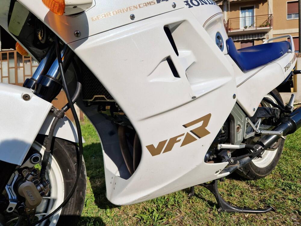 Honda VFR750F RC24 (7)