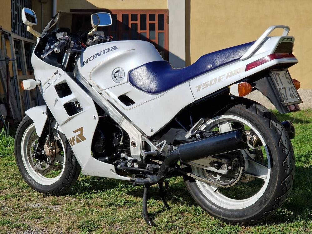 Honda VFR750F RC24 (5)