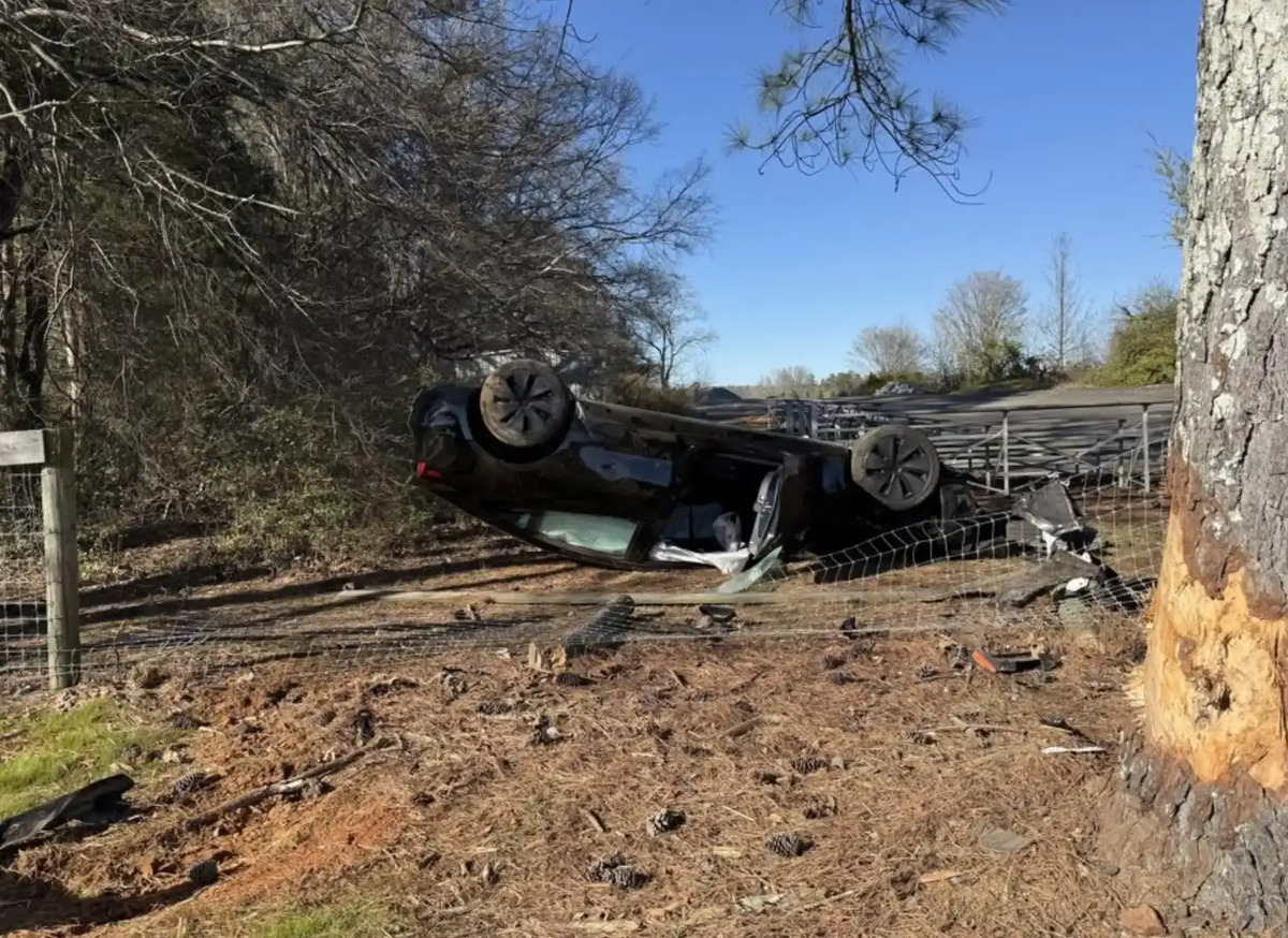 Tesla FSD: il video choc, il guidatore non ha tempo di reagire [VIDEO]