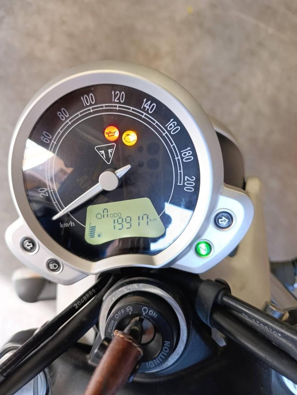 Triumph Street Twin 900 (2017 - 18) (5)