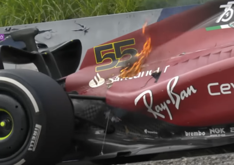 Incendio sulla Ferrari di Carlos Sainz