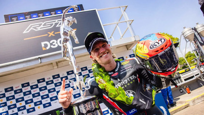 Tourist Trophy 2025: Davey Todd vince la Superbike. Secondo Dunlop, poi Harrison