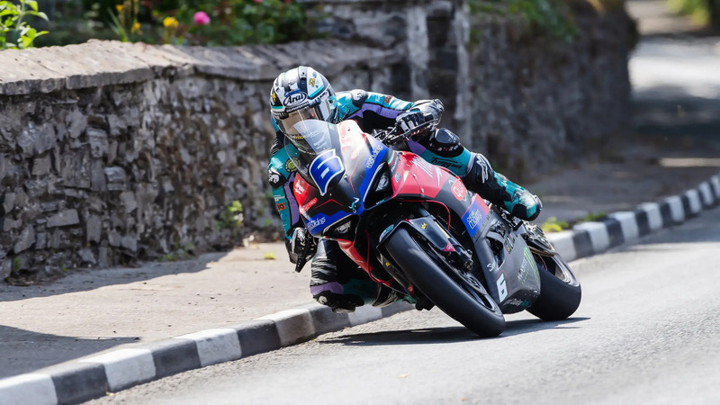 Tourist Trophy 2025: Dunlop a quota 30, sbanca la Supersport con la Ducati