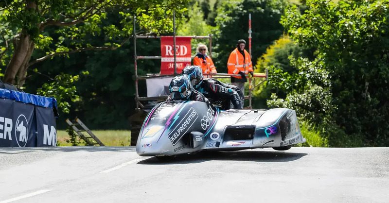 Tourist Trophy 2025: nei sidecar &egrave; domino dei fratelli Crowe. Nuovo record sul giro!