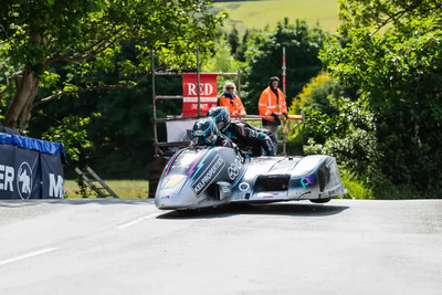 Tourist Trophy 2025: nei sidecar &egrave; domino dei fratelli Crowe. Nuovo record sul giro!