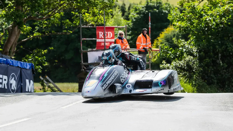 Tourist Trophy 2025: nei sidecar &egrave; domino dei fratelli Crowe. Nuovo record sul giro!