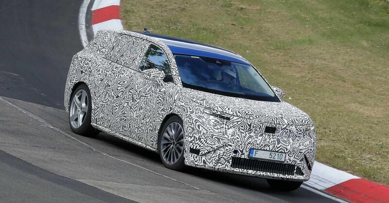 Skoda alza l&rsquo;asticella: in arrivo il nuovo SUV elettrico a 7 posti [Foto Spia]