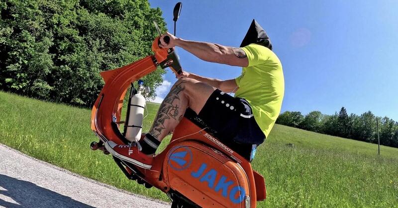 L&rsquo;austriaco G&uuml;nter Schachermayr per 4,5 km in Vespa, su una sola ruota e alla cieca [VIDEO]
