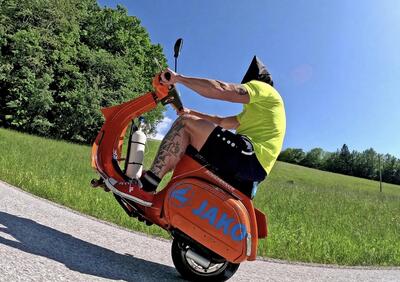 L&rsquo;austriaco G&uuml;nter Schachermayr per 4,5 km in Vespa, su una sola ruota e alla cieca [VIDEO]