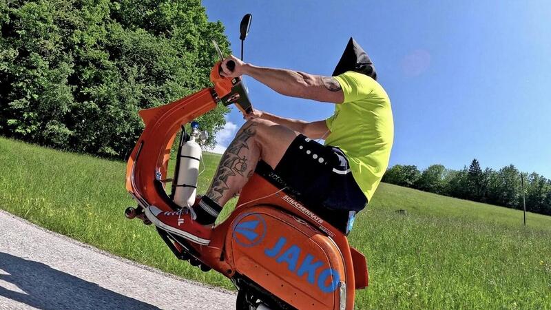 L&rsquo;austriaco G&uuml;nter Schachermayr per 4,5 km in Vespa, su una sola ruota e alla cieca [VIDEO]