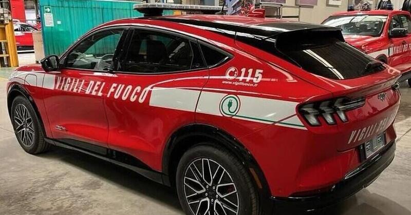 Ford Mustang Mach-E entra in servizio nei Vigili del Fuoco: 50 nuovi veicoli elettrici per il Corpo Nazionale
