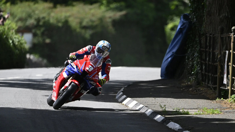 Tourist Trophy 2025: Dean Harrison torna alla vittoria nella Superstock