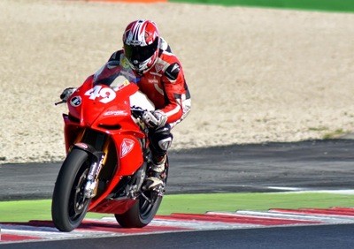 Aprilia RSV4 RF debutta nel campionato Superstock 1000