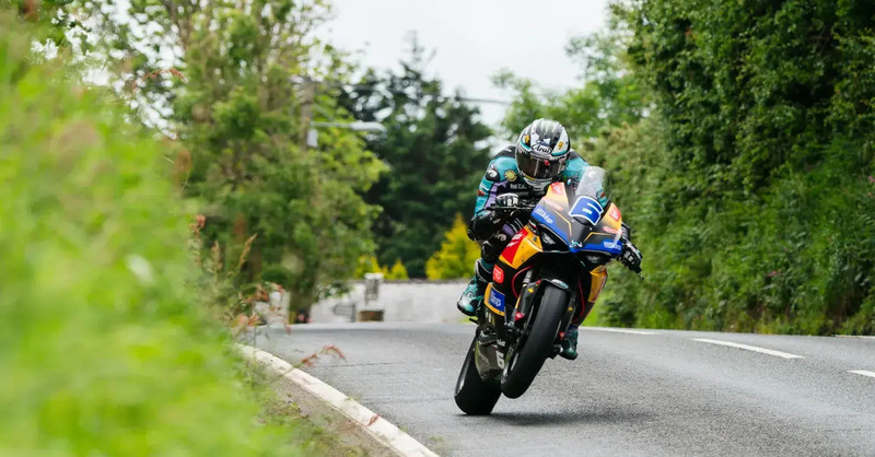 Tourist Trophy 2025: Dunlop stravince nella Supersport e piovono record