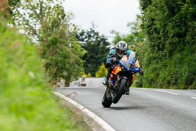 Tourist Trophy 2025: Dunlop stravince nella Supersport e piovono record