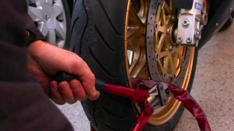 Gita tra appassionati si trasforma in incubo: sette moto rubate in una notte in Francia