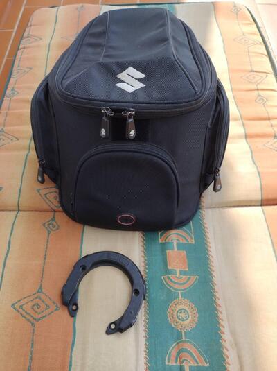 Vendo borsa serbatoio con anello di fissaggio Suzuki