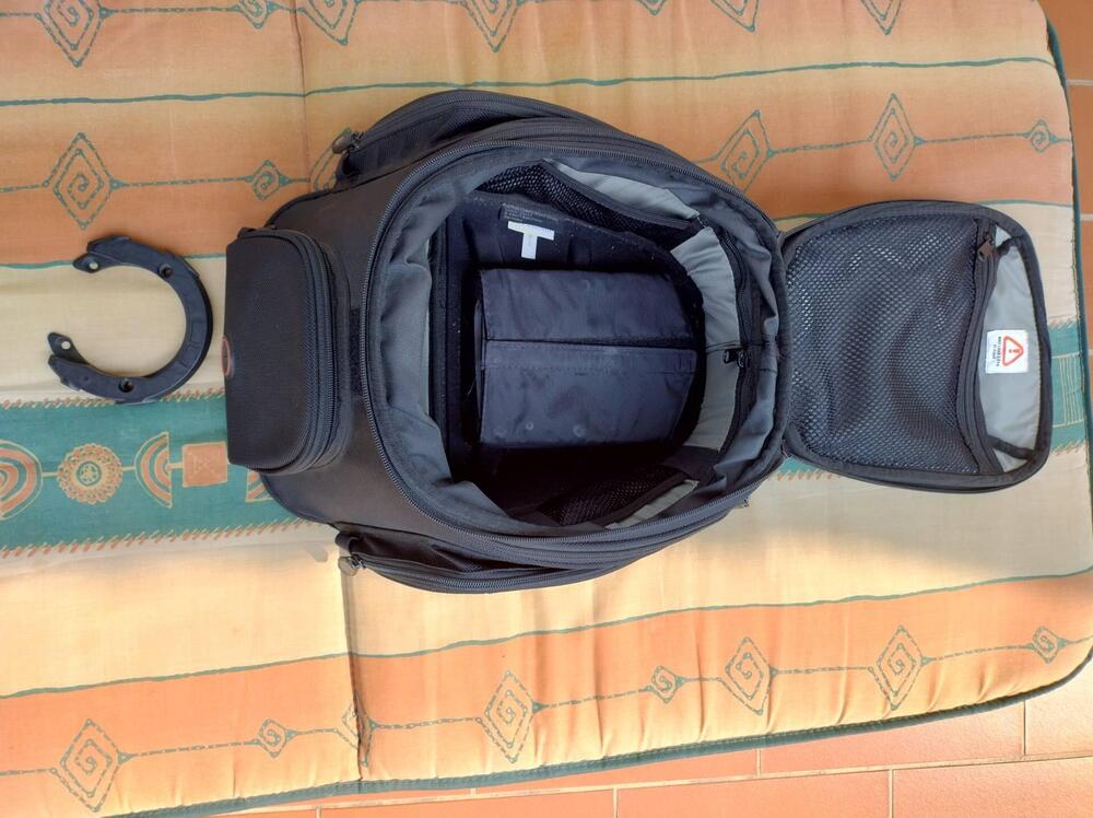Vendo borsa serbatoio con anello di fissaggio Suzuki (3)