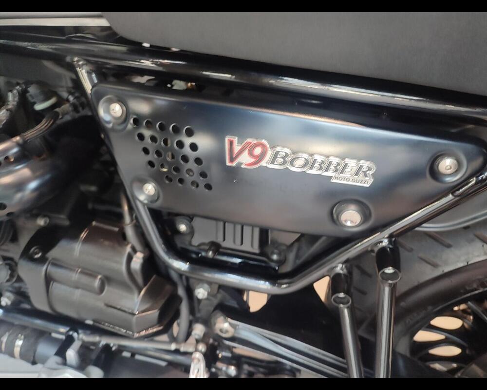 Moto Guzzi V9 Bobber (2016 - 18) (11)