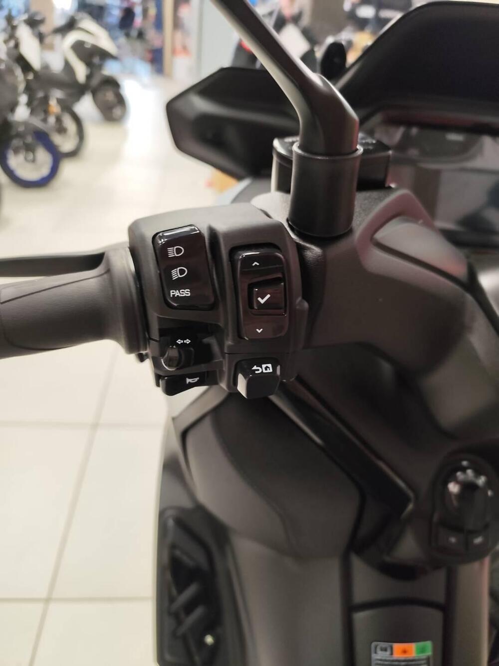 Yamaha X-Max 300 Tech Max (2025 - 26) (7)