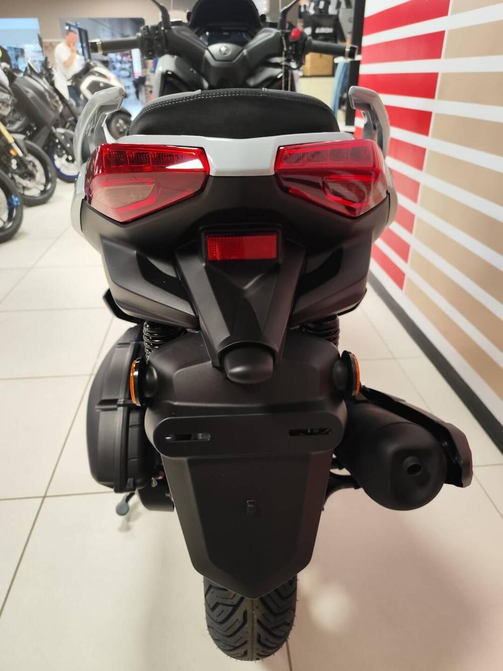 Yamaha X-Max 300 Tech Max (2025 - 26) (9)