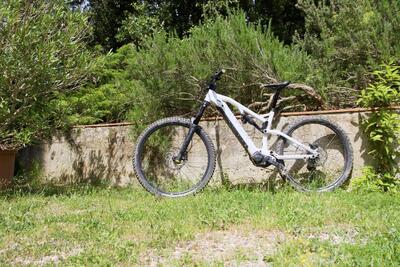 Pu&ograve; una E-MTB Enduro da meno di 5.000 euro competere con le top? Il TEST della Raymon Trailray 170