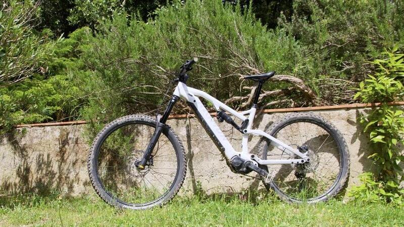 Pu&ograve; una E-MTB Enduro da meno di 5.000 euro competere con le top? Il TEST della Raymon Trailray 170