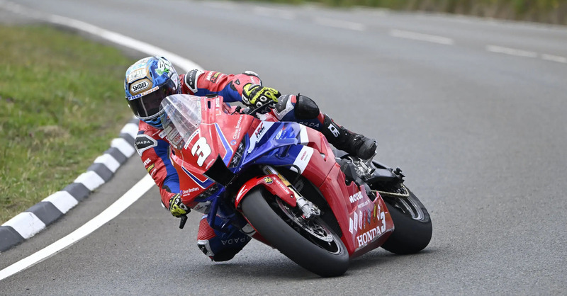 Tourist Trophy 2025: Doppietta di Dean Harrison nella Superstock