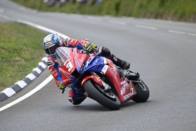 Tourist Trophy 2025: Doppietta di Dean Harrison nella Superstock