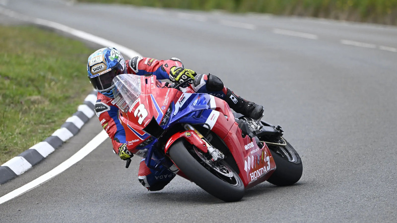 Tourist Trophy 2025: Doppietta di Dean Harrison nella Superstock