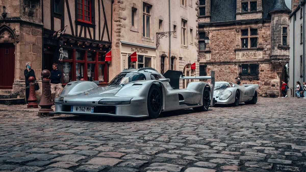 Porsche 963 RSP: la hypercar da sogno ispirata alla 917 del Conte Rossi debutta su strada a Le Mans