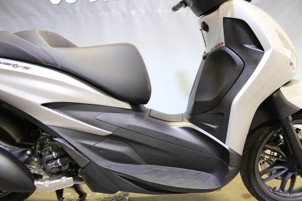 Piaggio Beverly 300 Hpe (2021) (9)