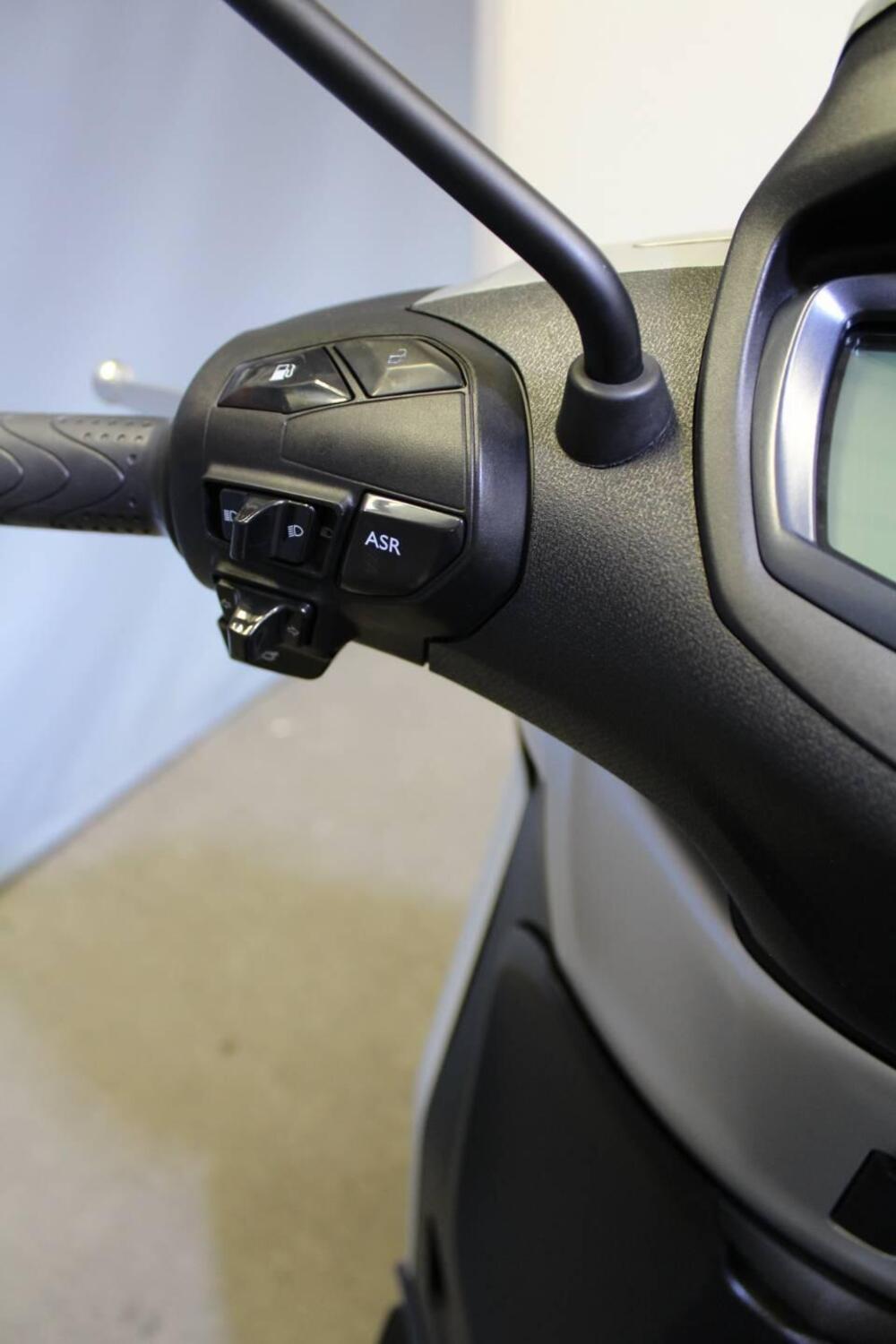 Piaggio Beverly 300 Hpe (2021) (10)