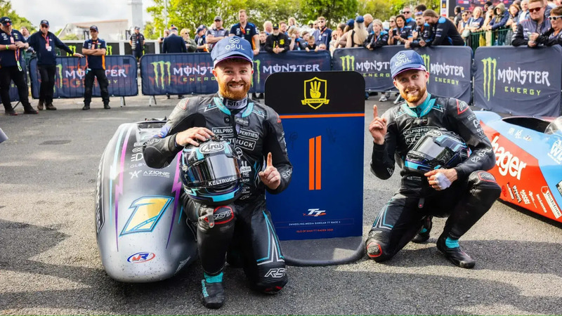 Tourist Trophy 2025: quattro vittorie consecutive nei sidecar per i fratelli Crowe