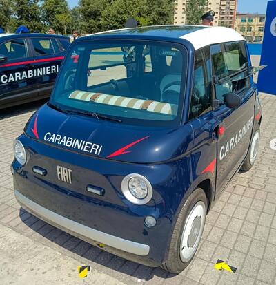 Fiat Topolino entra nell&rsquo;Arma: il quadriciclo elettrico veste la livrea dei Carabinieri