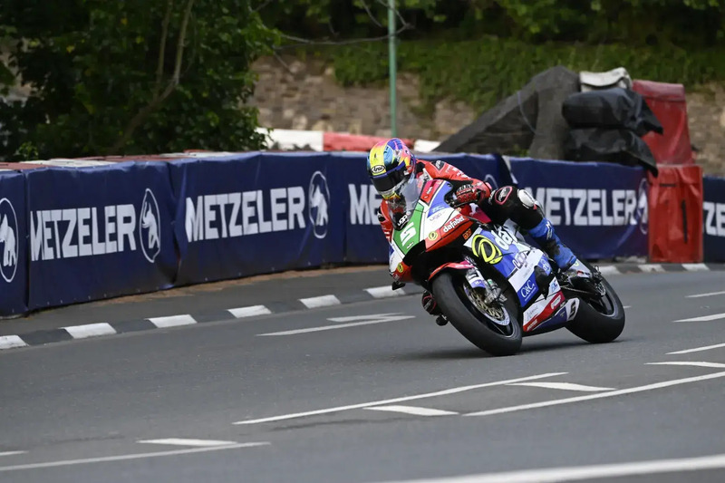 Tourist Trophy 2025: Evans squalificato nella Supertwin. Bonetti guadagna la settima posizione!